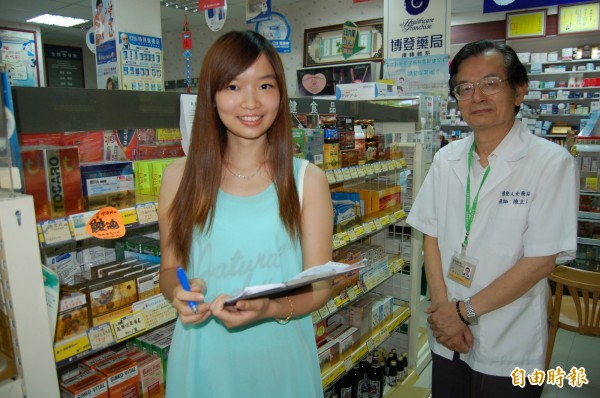 外型亮麗的陳羚瑄（左）負責藥品進出貨管理和電腦文書處理，藥師陳立人（右）覺得滿意。（記者楊金城攝）