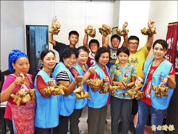 台東縣守護希望關懷協會的志工媽媽與廣成社的青少年一起包肉粽要送獨居長輩。（記者王秀亭攝）