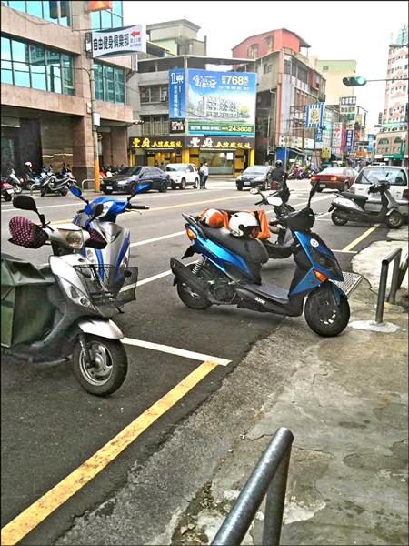 頭份中華路不少店家和民眾常將機車停放在汽車停車格，讓原本就不足的停車位更加難找。（吳姓讀者提供）