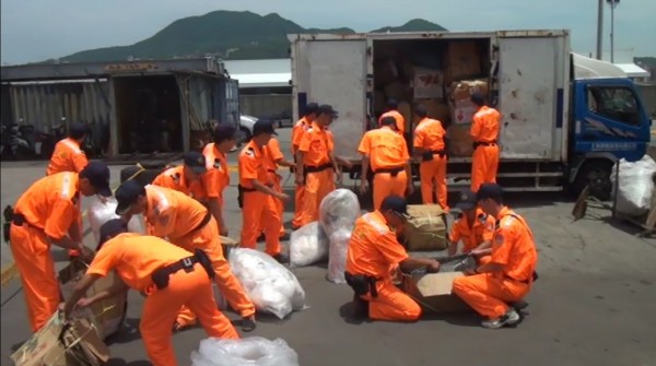 黑心農產品夾帶在廢五金貨櫃中企圖闖關，遭岸巡查獲。（記者黃捷翻攝）