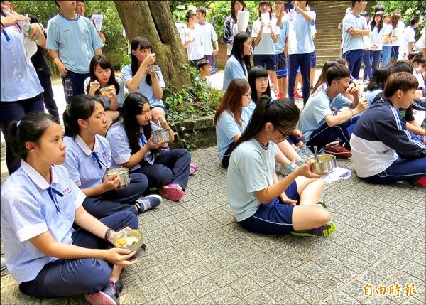 國立竹東高中學生昨天中午有100多人在福利社前大樹下「吃便當聽課綱」，聽歷史老師曾桂莊演講「何為黑箱課綱？」（記者蔡孟尚攝）