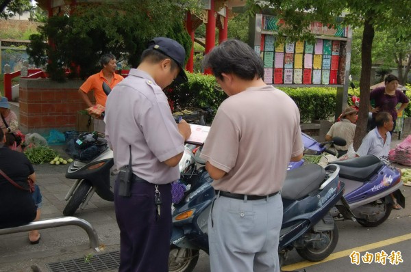 雲林縣警方至102年起，60歲以上未戴安全帽的騎士若遭開單取締，就送一頂安全帽。圖為情境照，與本文無關。（資料照，記者傅潮標攝）