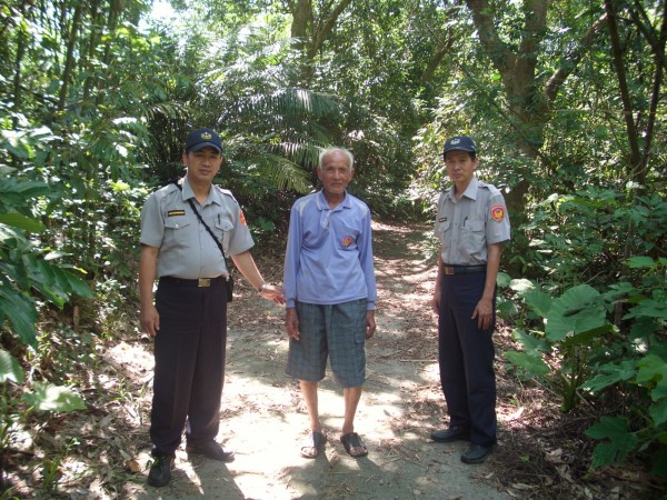 79歲吳己丑昨日與碧軒寺志工巡視東山迎佛祖古香路時迷途，今晨在供奉觀音佛祖的山區聖安宮附近尋獲，警、消稱奇。（圖由白河警分局提供）