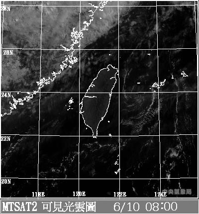 中央氣象局預報中心主任鄭明典今天早上在臉書上張貼一張光衛星影像，指今天台灣上空幾乎沒半點雲。（擷取自鄭明典臉書）