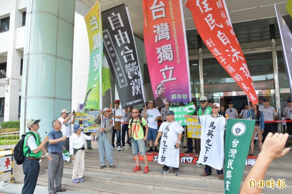 本土社團桃園市府陳情，要求拆除蔣介石銅像。（記者謝武雄攝）