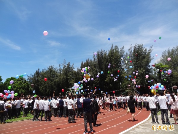 北港農工畢業生今畢業典禮施放氣球，象徵升空迎向未來。（記者陳燦坤攝）