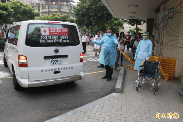 基隆醫院演練疑似MERS患者乘郵輪來到基隆，下船直接以救護車載到負壓診療觀察室收治。（記者林欣漢攝）