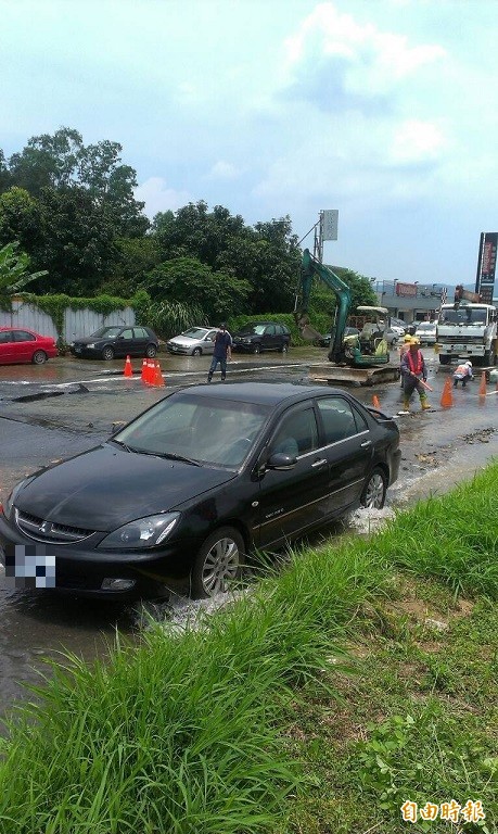 北市承德路六段自來水管破裂，當場水流成河，車多回堵。（記者陳恩惠攝）
