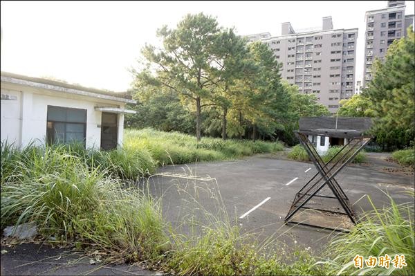 八德區廣福路和福國北街口的北景雲營區荒廢已久、雜草叢生。（記者林近攝）