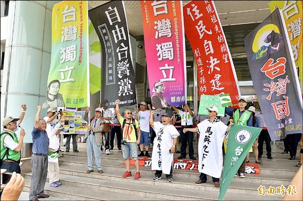 本土社團昨天到市府陳情，要求拆除蔣介石銅像。（記者謝武雄攝）