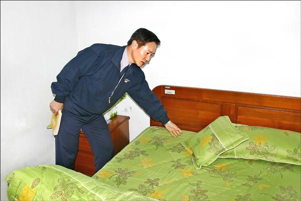 耿繼文擔任花蓮警察局長任內，曾住在五子命案凶宅7天，圖為他動手整理床鋪。（資料照）