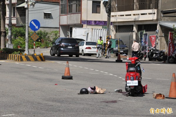 直行機車與左轉小客車發生碰撞事故。（記者彭健禮攝）