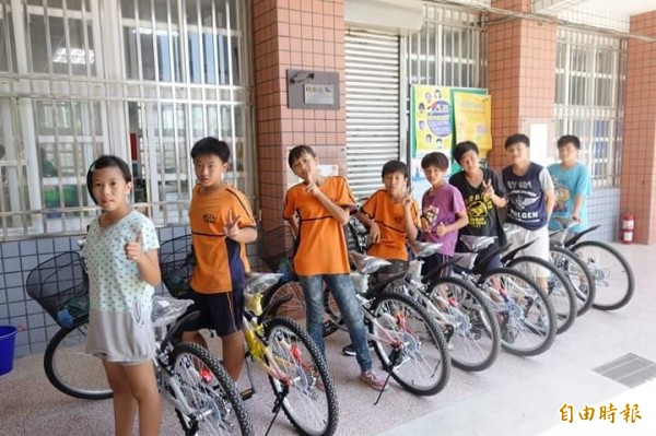 永安新港國小今年只有8位畢業生，畢業禮物是人手一部腳踏車，明天畢業典禮頒獎人人有獎，還有獎學金可領。（記者蘇福男攝）