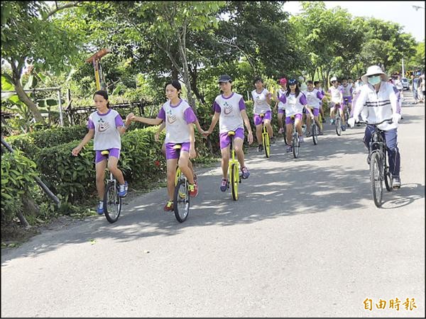 學生騎獨輪車參加小鐵人三項活動，彼此扶持闖關。（記者洪臣宏攝）