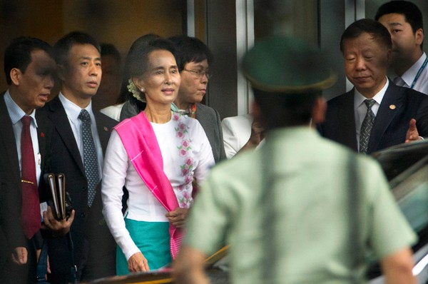 緬甸反對派領袖翁山蘇姬（左三）十日抵達中國北京首都機場，展開為期五天的歷史性訪問。 （美聯社）