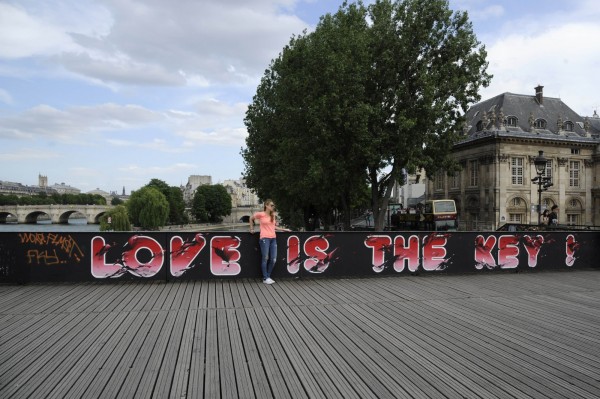 巴黎藝術橋「解鎖」，換上一幅又一幅的畫作。（法新社）
