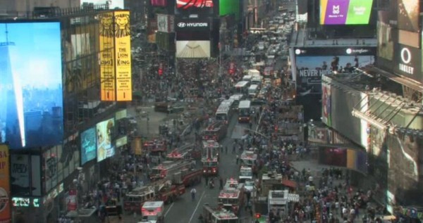 美國紐約時報廣場（Times Square）一棟建築物的33樓突然冒煙，大批民眾疏散在外。（圖片擷取自推特）