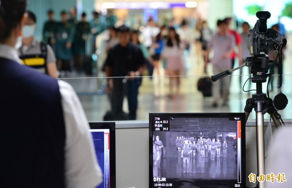 桃園機場為了因應韓國MERS疫情的升溫，也將採盡量把韓國班機集中，讓消毒等相關工作能縮小範圍，讓旅客可以在最短的時間通過體溫篩檢站。（資料照，記者姚介修攝） 