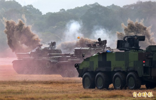 國軍自製、量產的雲豹裝甲車（右）爆發採購弊案。（資料照，記者廖振輝攝）