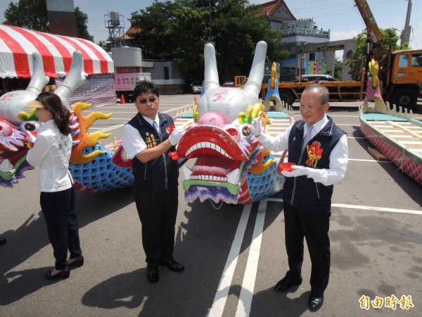 苗栗縣龍舟競賽，由縣長徐耀昌（右一）、頭屋鄉長江村貴（右二）等人主持點睛下水儀式。（記者張勳騰攝）