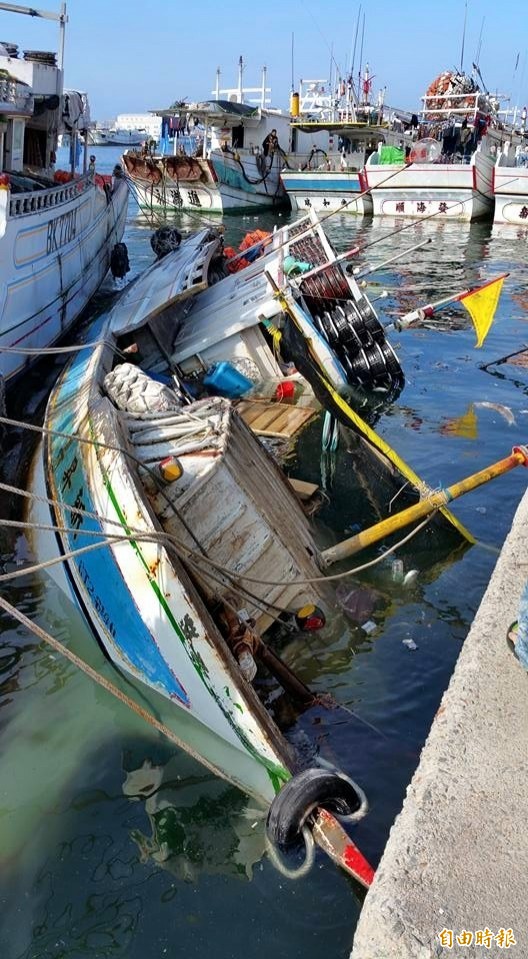 疑因抽水不慎失去重心平衡，「新昇興」號漁船發生傾覆。（記者劉禹慶攝）