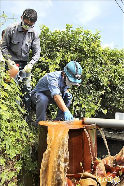 榮成紙業遭質疑污染地下水，環保公司正在蒐集水源樣本。（記者陳冠備攝）