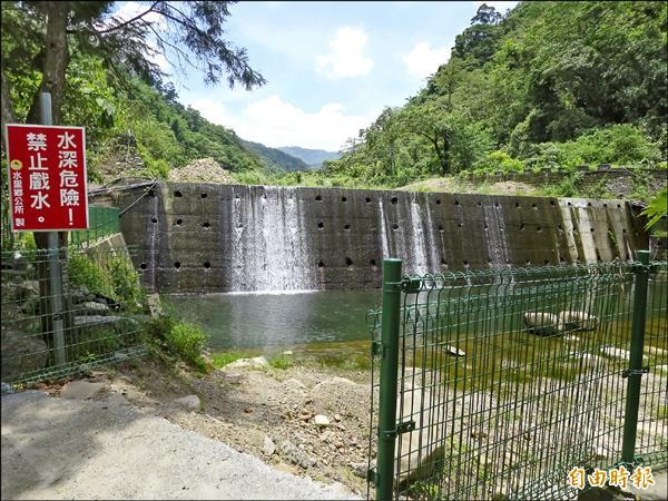 水里鄉公所為防止戲水意外，在益則坑周邊設置圍欄，遭當地民眾反彈，才又開放出入口供民眾取水使用。（記者劉濱銓攝）