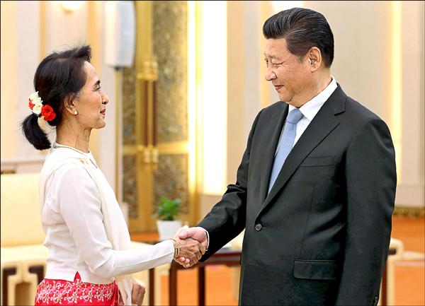 中國國家主席習近平在人民大會堂接見緬甸民運領袖翁山蘇姬。（路透）