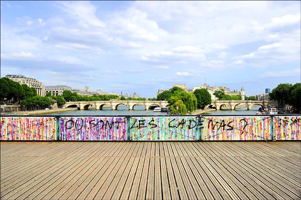 藝術橋10日欄杆隔板上有塗鴉寫道「鎖去哪了？」（法新社）