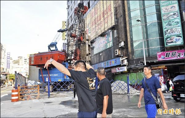 桃園國際機場聯外捷運系統暨延伸至中壢火車站建設計畫CM01區段，地處鬧區，人車緊貼施工現場經過。（記者李容萍攝）