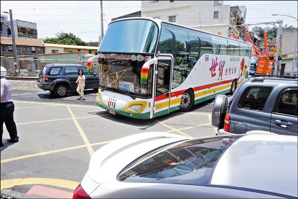 進香遊覽車一台接一台開往通霄白沙屯拱天宮，經常卡在平交道進退不得，火車逼近卻堵住前後來車，險象環生，地方早有禁止大車進入的聲浪。（記者蔡政珉翻攝）