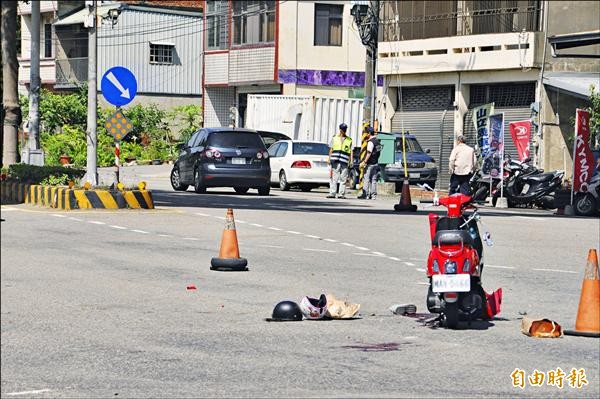 直行機車與左轉小客車疑搶黃燈發生碰撞事故，造成1死1傷。（記者彭健禮攝）