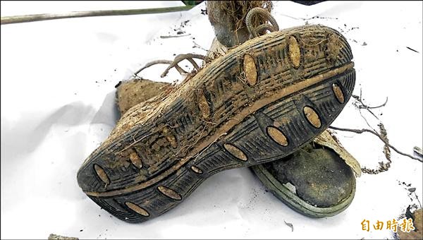花蓮縣吉安鄉慈雲山火葬場附近山區發現兩具骨骸，其中有男性綁帶運動鞋。（記者王錦義攝）