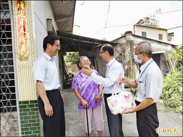 高雄玉荷包盛產，拍賣所得捐給弱勢老人吃午餐。圖為高雄市大樹區長黃傳殷（右二）送餐情形。（記者黃旭磊攝）