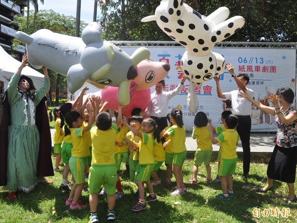 市府昨天為活動宣傳，林智堅與紙風車劇團團長任建誠、一群新竹市幼兒園的小朋友，和紙風車劇團的可愛動物玩偶、扮演成巫婆的團員歡樂互動。（記者傅潮標攝）