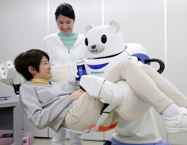 針對未來的人口減少問題，日本欲以機器人技術提高生產力。圖為2月日本推出的護理機器人ROBEAR。（法新社）