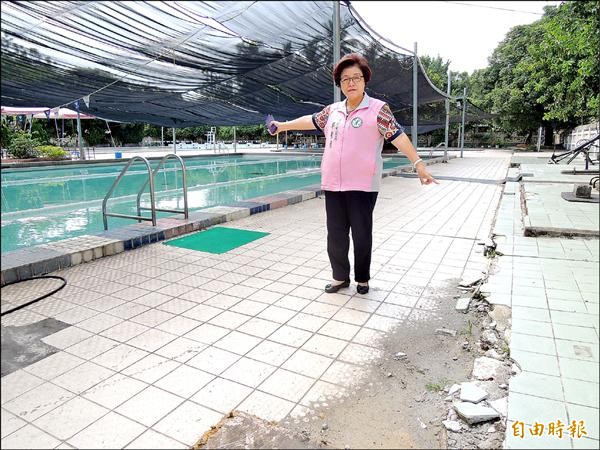 長春公園游泳池破舊，市議員邱素貞要求整修，維護泳客安全。（記者黃鐘山攝）