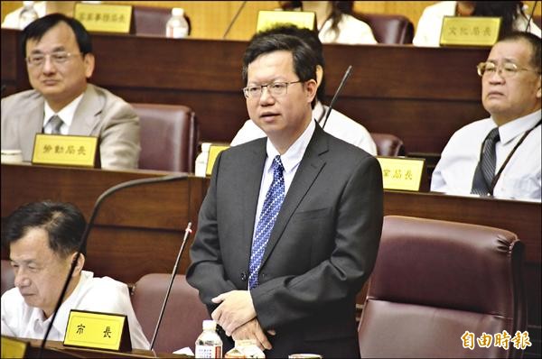 國民黨市議員追問機場捷運何時通車，鄭文燦反問，難道要我不相信馬英九嗎？（記者邱奕統攝）