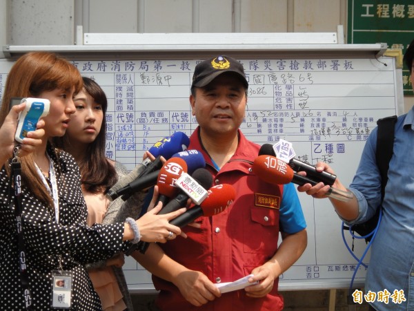 新北市消防局副局長李清安說明中華電信工安救援情況。（記者吳仁捷攝）