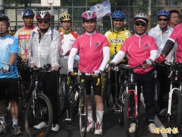 台中市自由車選手常在國際賽事奪牌 ，市議員吳敏濟（前排右二）支持列入東亞青運比賽項目。（記者黃鐘山攝）