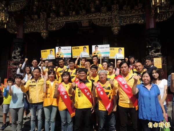 第三勢力公民團體時代力量推出的立委參選人邱顯智到新竹城隍廟舉行祝禱儀式，表達參選的決心，期許人力改變的力量撼動藍綠惡鬥。（記者洪美秀攝）