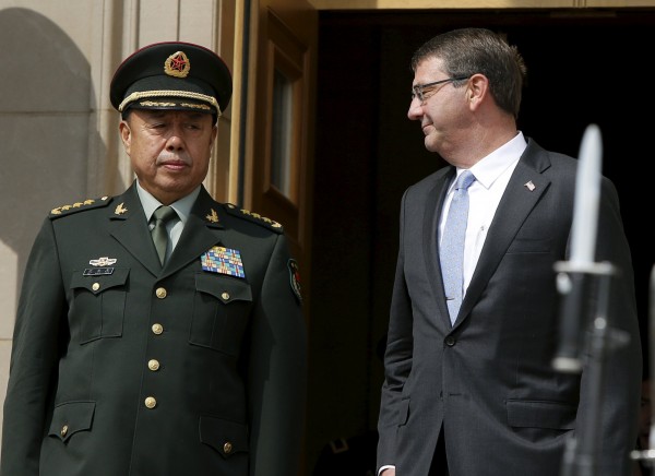 美國國防部長卡特（右）日前與中國中央軍委副主席范長龍會面。（路透）