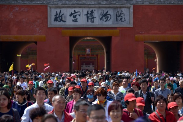 中國北京故宮在今日開始實施「售票實名制」，中國本國民眾購票需出示身分證，台灣或外籍旅客，則要出示台胞證或護照，否則就不能購票進場。（法新社）