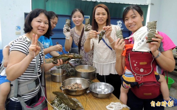 端午在即，南投縣名間及水里2地14日特別針對新住民家庭舉辦粽葉飄香（鄉）情活動，一解外配思鄉之情。（記者謝介裕攝）