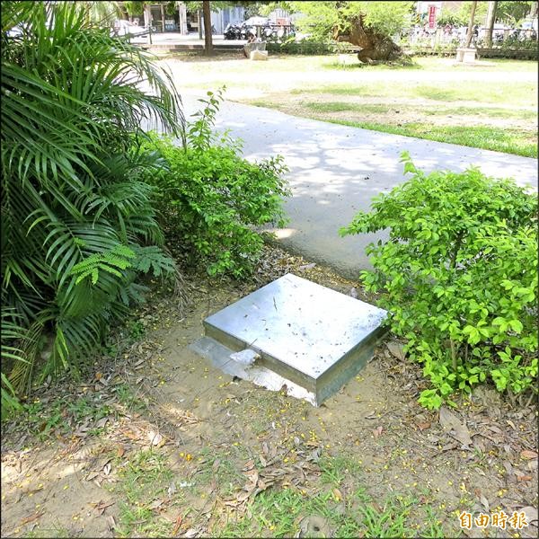 民眾在台南公園挖地洞私設置物箱。（記者洪瑞琴攝）