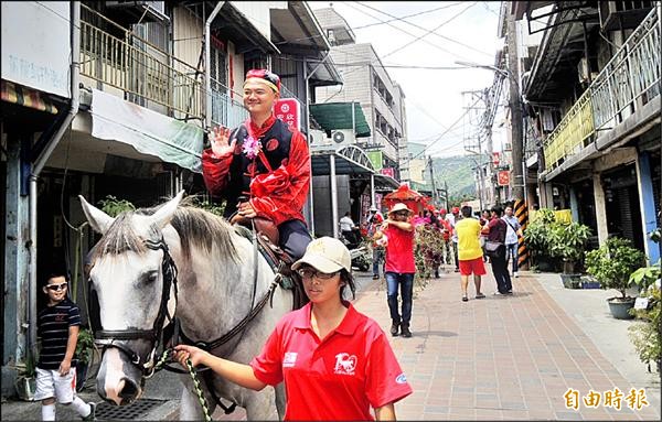 林明鴻騎著白馬到女方家，把新娘用古轎抬回家。（記者余雪蘭攝）