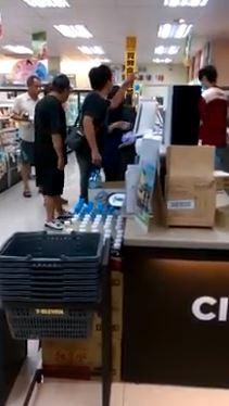 2名男子不但插隊結帳，並怒罵店員，還要求購買的微波食品「微波要快一點」。（圖片擷取自臉書）