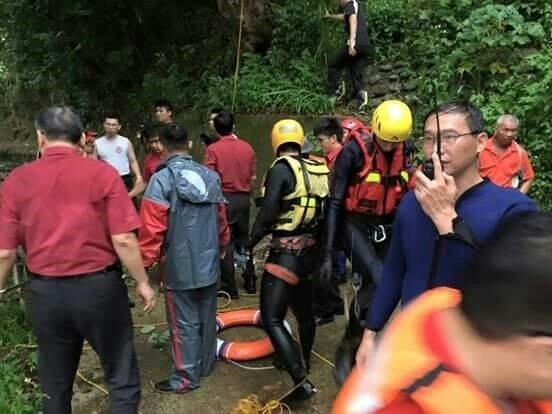 新竹縣每年傳出釣客受困沙洲情事，關西鎮昨天更接連發生2起，所幸皆無傷亡，但都動員大批警消和義消救援。（圖由新竹縣消防局提供）