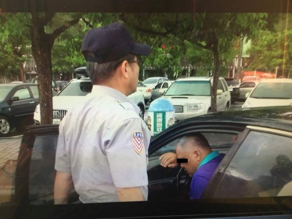 男子開車上國道卻血壓飆升，全身癱軟在南投服務區休息。（記者劉濱銓翻攝）