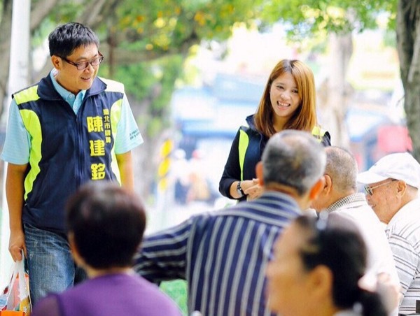 台聯市議員陳建銘女兒的陳思宇（右）常跟著父親跑基層，熟悉地方事務。（陳建銘辦公室提供）